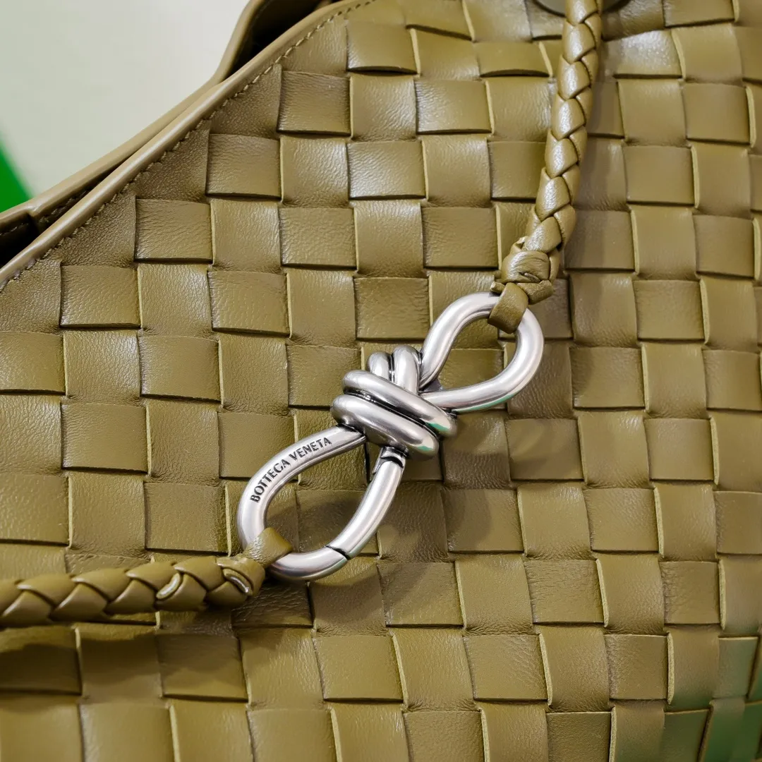The 2023 new Andiamo batch of 2260 BV has been shipped‼ ️Really popular🔥The new Andiamo woven handbag launched by Bottega Veneta this season is really popular all over the world! ! Celebrities at home and abroad have worn it, and Oscar-winning actress Michelle Yeoh has taken it out on the street. Song Jia, Trai Yara, Yu Feihong, Sanji Ayaka, Rosie Hunting-Whiteley, Yoshioka Riho, etc. have all picked up this bag. It is classic and versatile, showing off its temperament, and the bag capacity is also large, which is very convenient for daily commuting! ! A variety of carrying methods, the shoulder straps can be adjusted by yourself, the original lambskin feels soft and delicate, and the unisex style breaks gender boundaries and brings a more practical and longer-lasting use experience. Andiamo, which has both elegant and casual styles, perfectly interprets the true appearance of "fashionable old money style". Style number: 8463 Size: 32*24*12